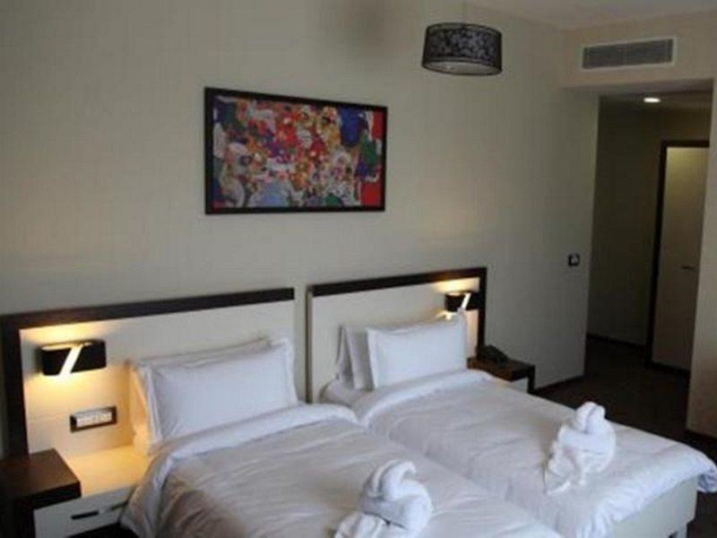 Amazona Hotel Pristina Kültér fotó