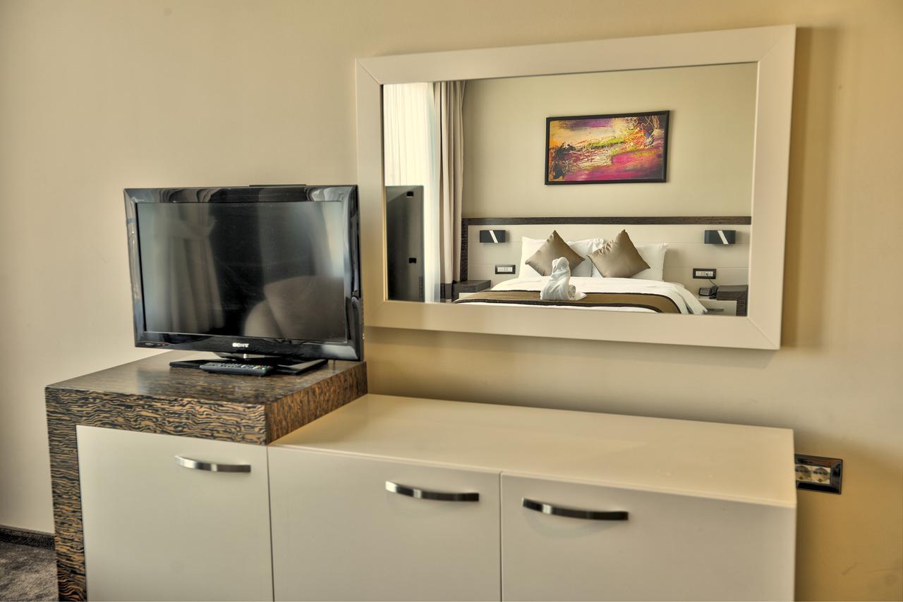 Amazona Hotel Pristina Kültér fotó